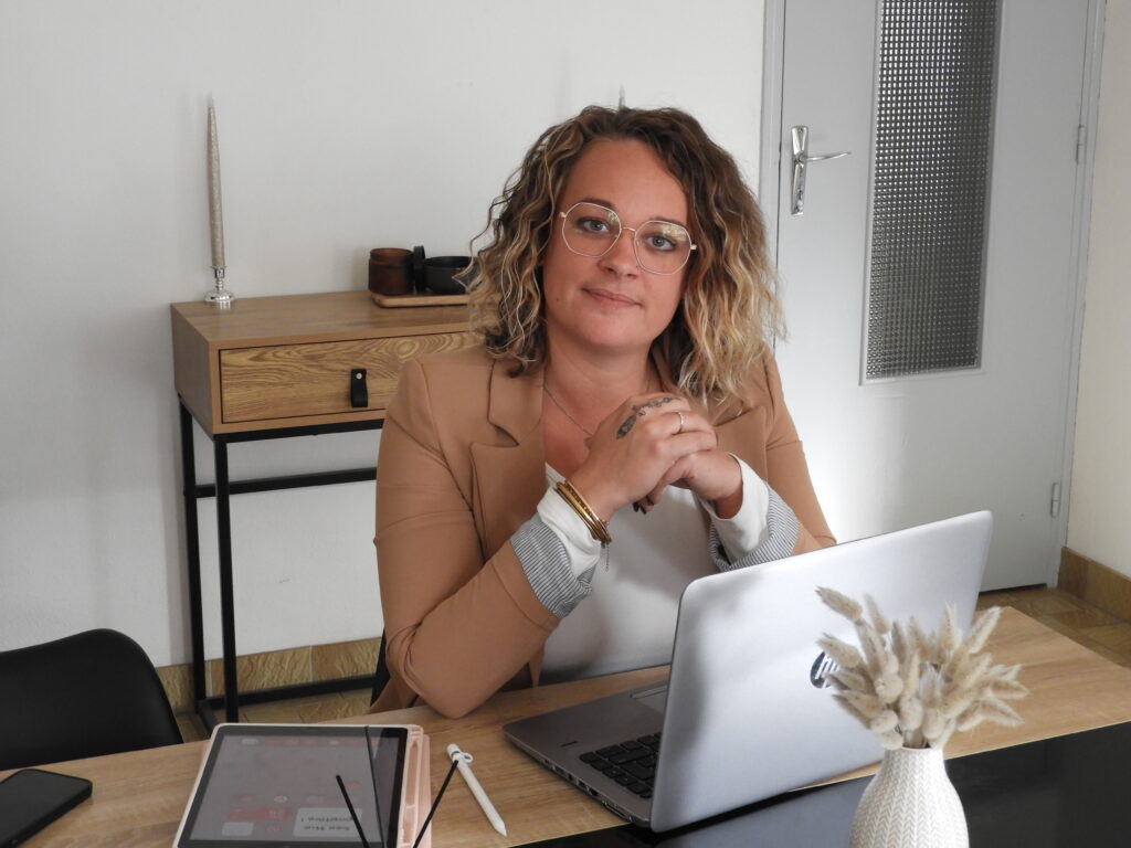 Photo de CM-AVS préparant du contenu pour TikTok et Instagram.